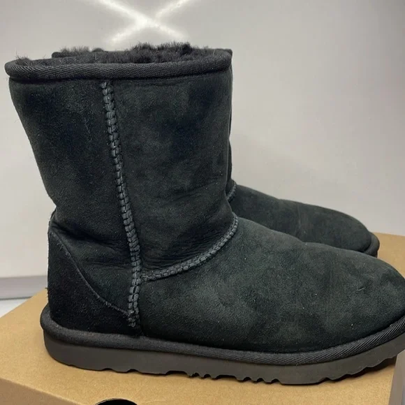 Ugg Australia Women Suede boots shoes sz 37 - Picture 3 of 11